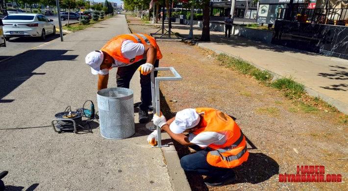 Temiz Bir Kent’ İçin Cadde Ve Bulvarlara Çöp Kovaları Yerleştiriliyor