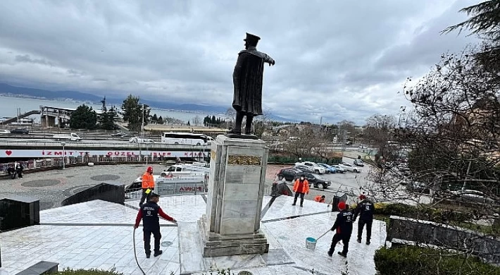 Kocaeli Büyükşehir Atatürk Heykeli’nin Temizliğini Yaptı