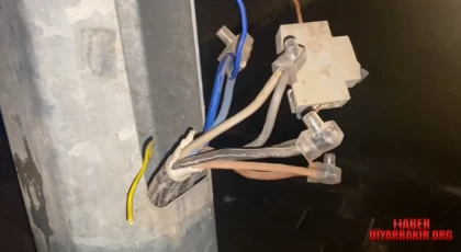 Viranşehir’de Aydınlatma Direklerinden Evlere Kaçak Hat